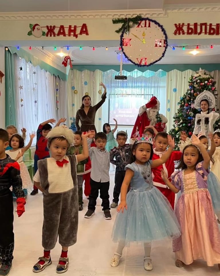 "Жаңа жылым, қош келдің!" Ересек "Айгөлек" тобының жаңа жылдық мерекелік ертеңгілігі