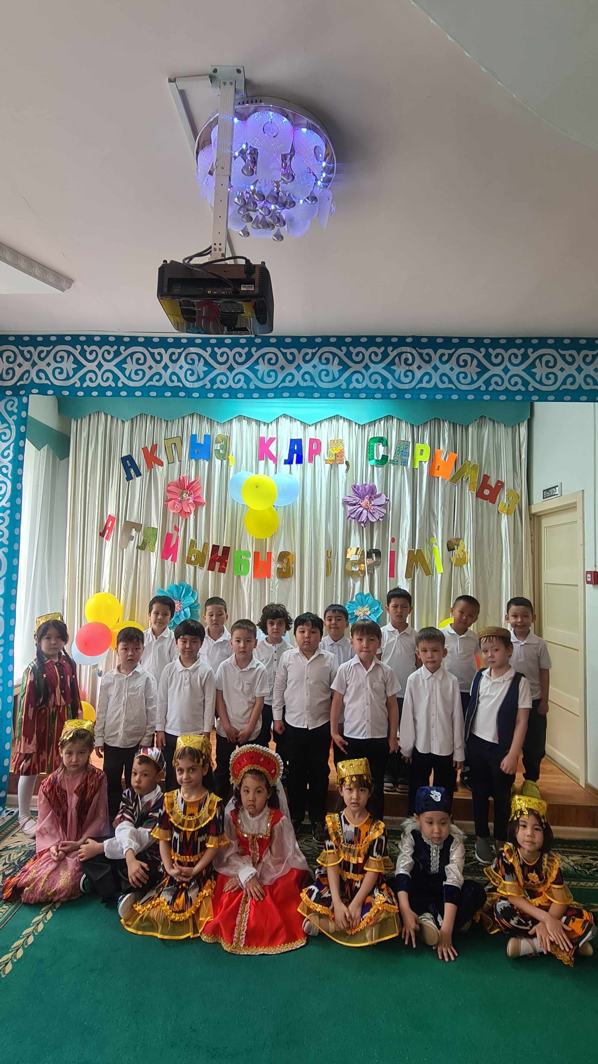 "1-мамыр бірлік күні "мерекесі.   мектепалды "Айгөлек" тобы
